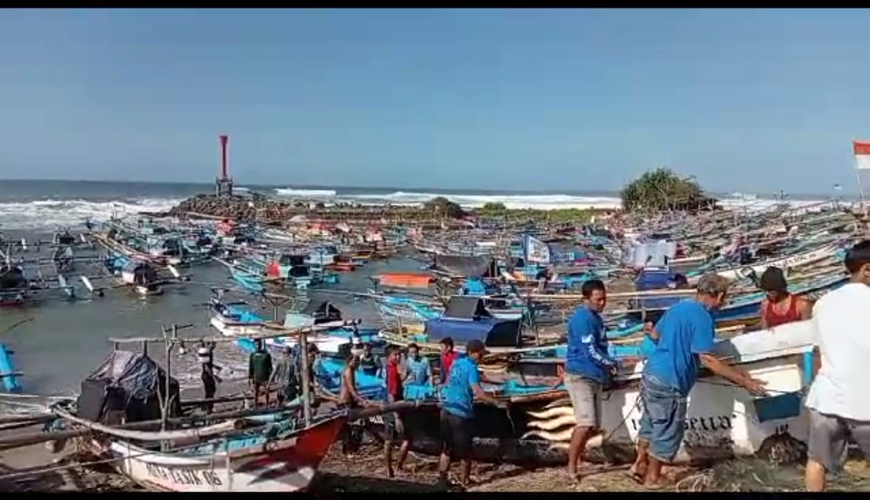 Gelombang Tinggi dan Over Kapasitas Dermaga Pamayangsari, 11 Perahu Nelayan Tasikmalaya Rusak