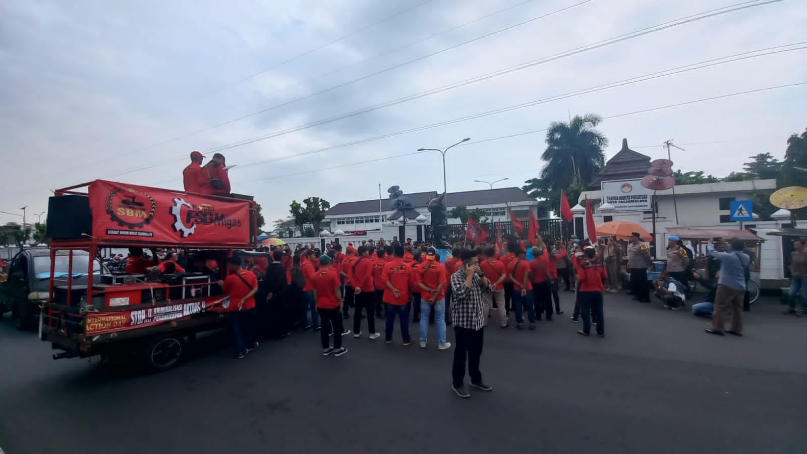 Kantor Wali Kota Tasikmalaya Didemo Buruh saat May Day Terkait Upah