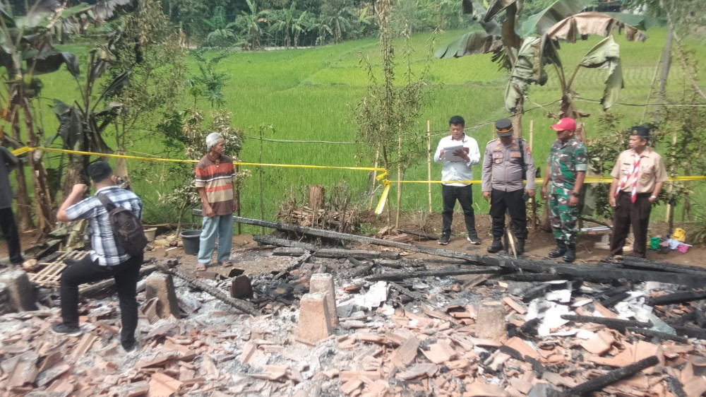 Rumah Panggung di Sukaraja Kabupaten Tasikmalaya Hangus Terbakar, Diduga Korsleting Listrik