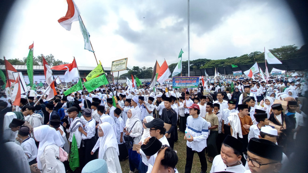 Stadion Wiradadaha Kota Tasikmalaya Bergemuruh! Ribuan Santri Semarakkan Hari Santri Nasional 2024