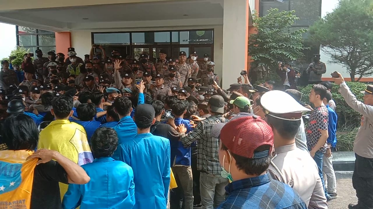  Polisi dan Massa Aksi Saling Jotos, Kapolri Listyo Sigit Instruksikan Jajaran Sosialisasikan Soal BBM