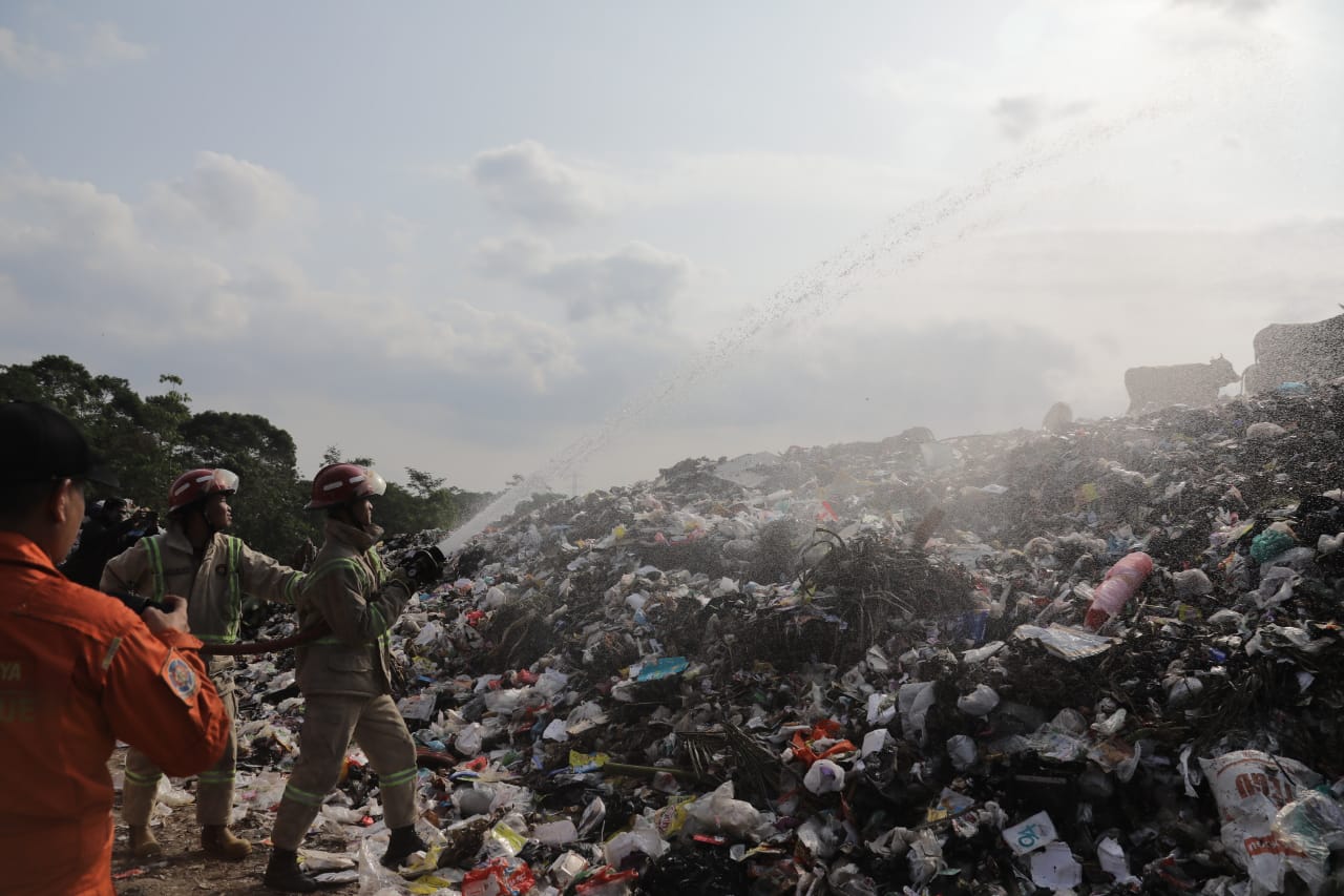 Kurangi Bau Sampah di TPA Ciangir Tasikmalaya, DLH Semprotkan 10 Ribu Liter Cairan Eco Enzyme