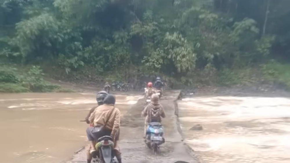 Bertaruh Nyawa di Jalan Leuwi Eretan Tasikmalaya, Satu-Satunya Akses Warga Nagrog ke Jalan Utama