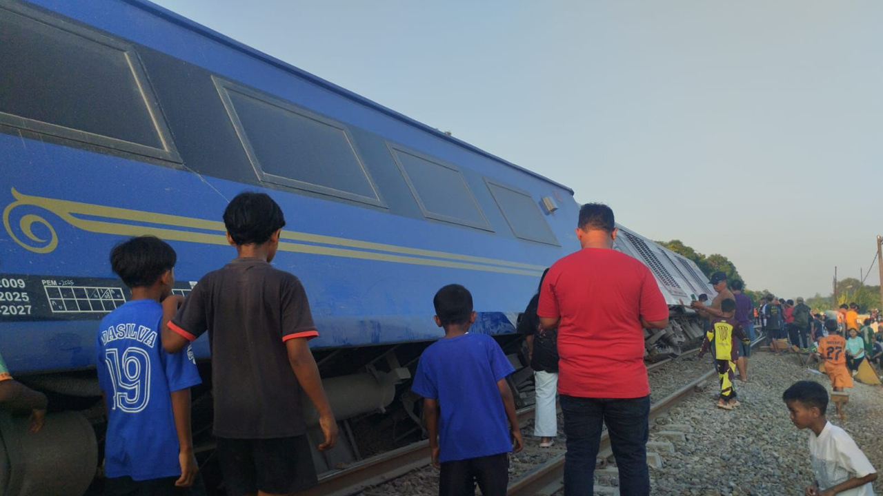 KA Argo Bromo Anggrek Anjlok di Subang, KAI Minta Maaf dan Lakukan Evakuasi, Sejumlah Kereta Dialihkan