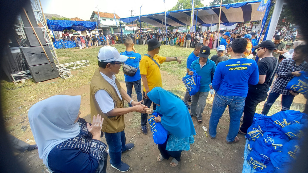 Lagi, Lagi dan Lagi! Yusuf-Hendro Bersama Gandara Group Tebar Ribuan Paket Sembako, Kini di Cibeureum