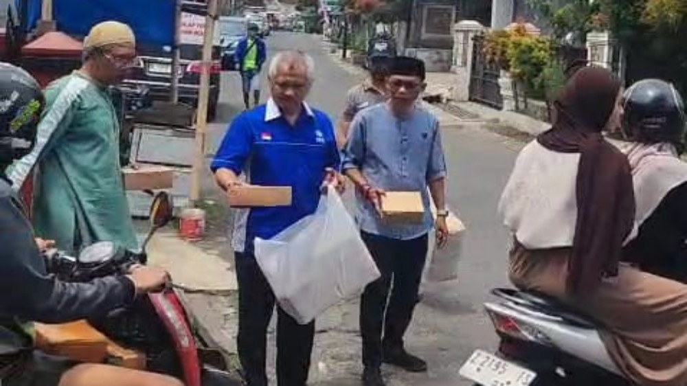 PAN Kota Tasikmalaya Tebar Kepedulian di HUT ke-27, Bagikan Ratusan Nasi Kotak untuk Jamaah Masjid