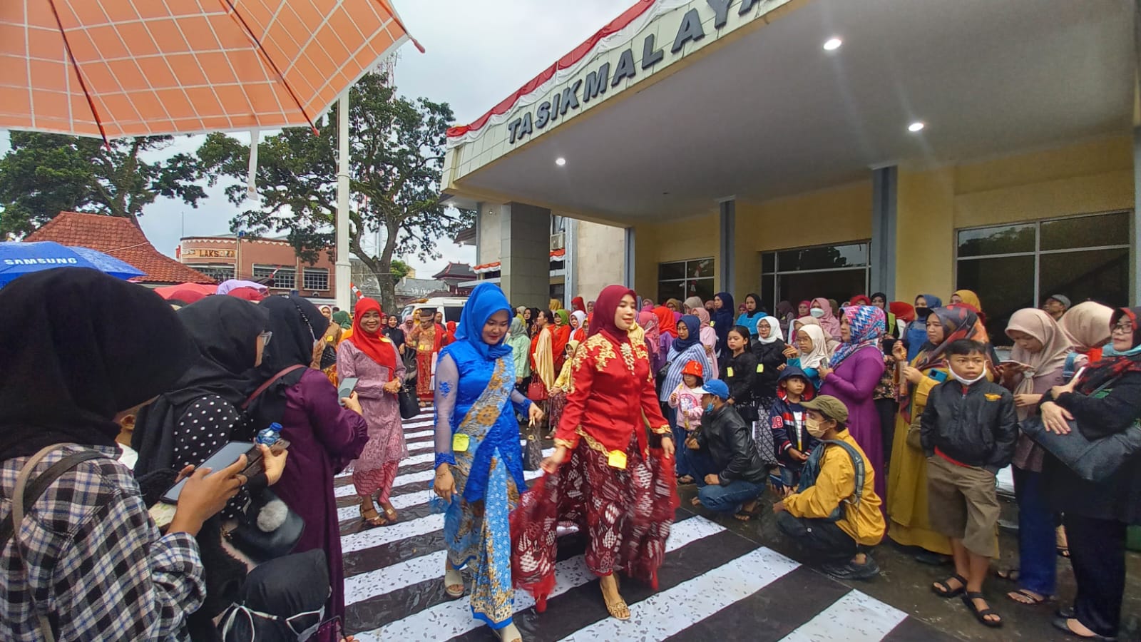 Ratusan Perempuan Tasikmalaya Kampanye Kebaya Goes To Unesco di Areal Eks Setda Lama