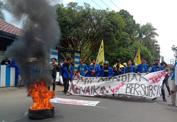 Tolak Kenaikan Harga BBM, Mahasiswa Memblokade Jalan di Alun-alun Singaparna, Tasik Lalu Bergerak ke DPRD