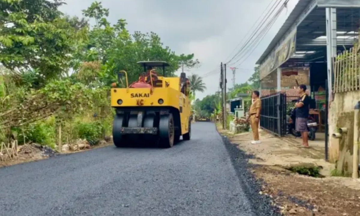 Setelah Puluhan Tahun Menunggu, Jalan KH Umar Sanusi  Kabupaten Tasikmalaya Akhirnya Di-hotmix 