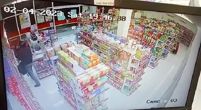 Perampok Bersenjata Gasak Uang di Minimarket Karangnunggal Tasikmalaya Terekam CCTV