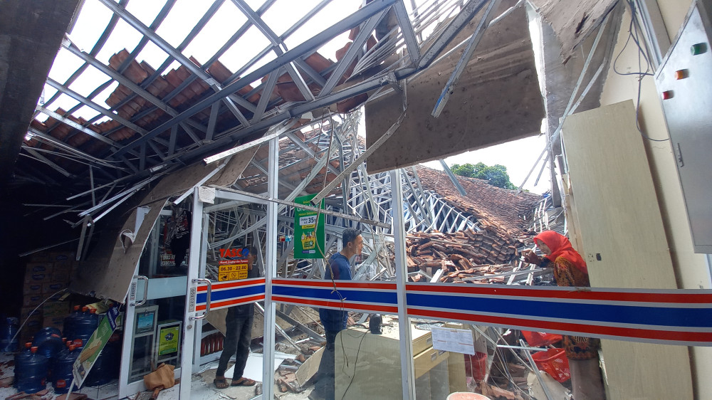 Atap Minimarket di Tasikmalaya Mendadak Ambruk, Konsumen dan Karyawan Berhamburan