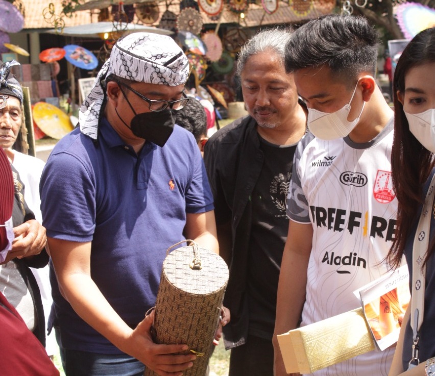 Gibran Kunjungi Stan Sateja saat Festival Payung Indonesia, Okto: Kami Beri Souvenir Payung Khas Kota Tasik