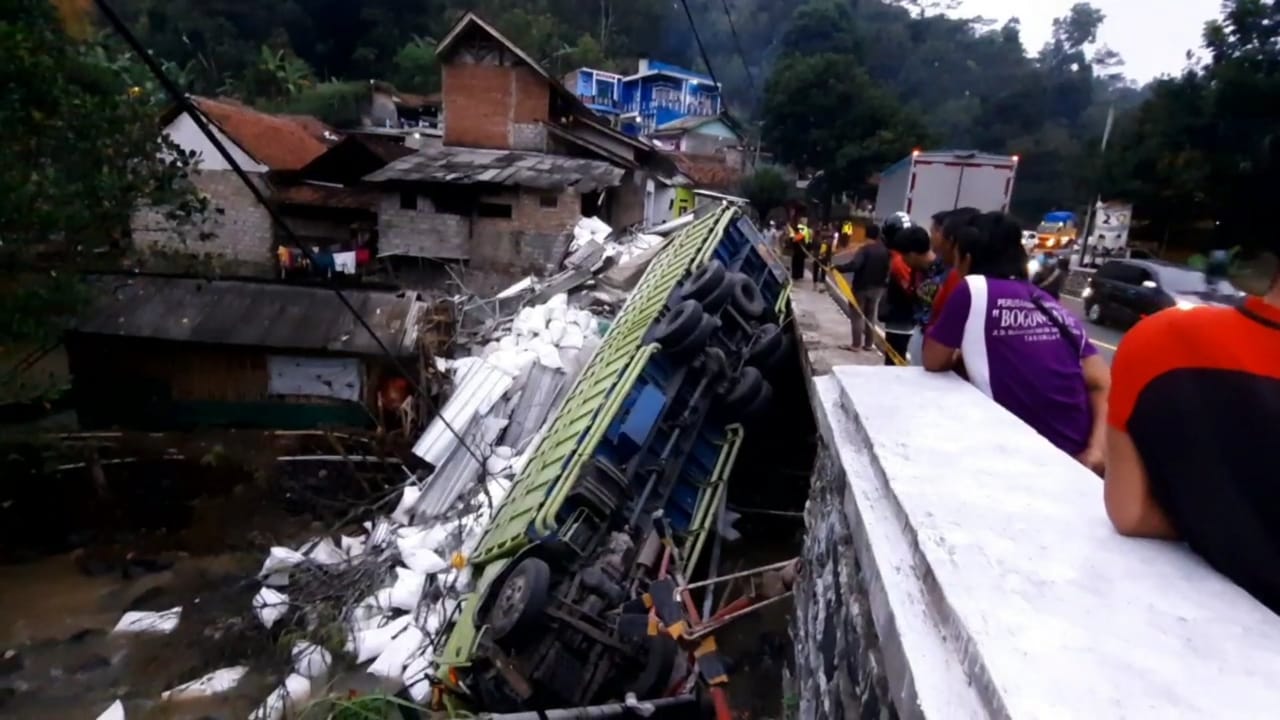 Truk Muatan Tepung Terigu Terjun ke Sungai sedalam 10 Meter di Gentong Tasikmalaya, Sopirnya Terjebak