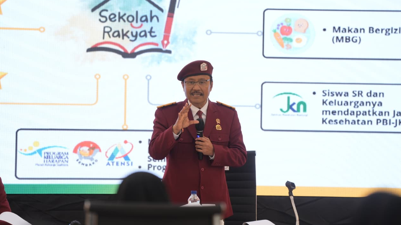 Mensos Gus Ipul Kenalkan Jas Almamater dan Seragam Sekolah Rakyat