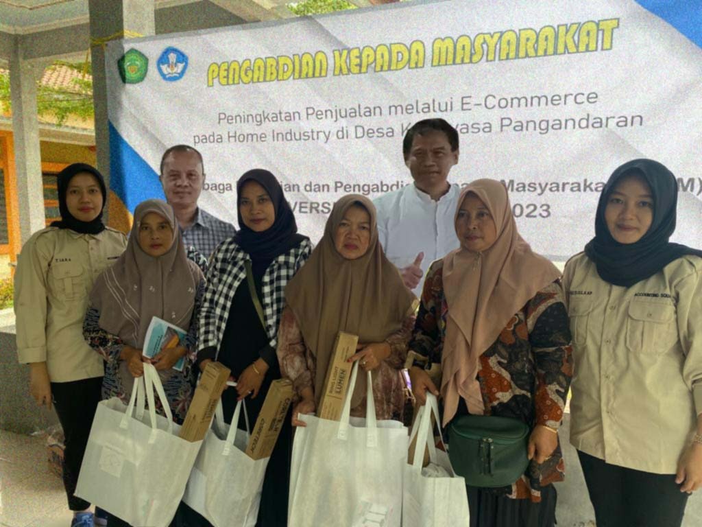 Dosen Unsil Berikan Pelatihan Penjualan Produk UMKM Secara Digital di Pangandaran
