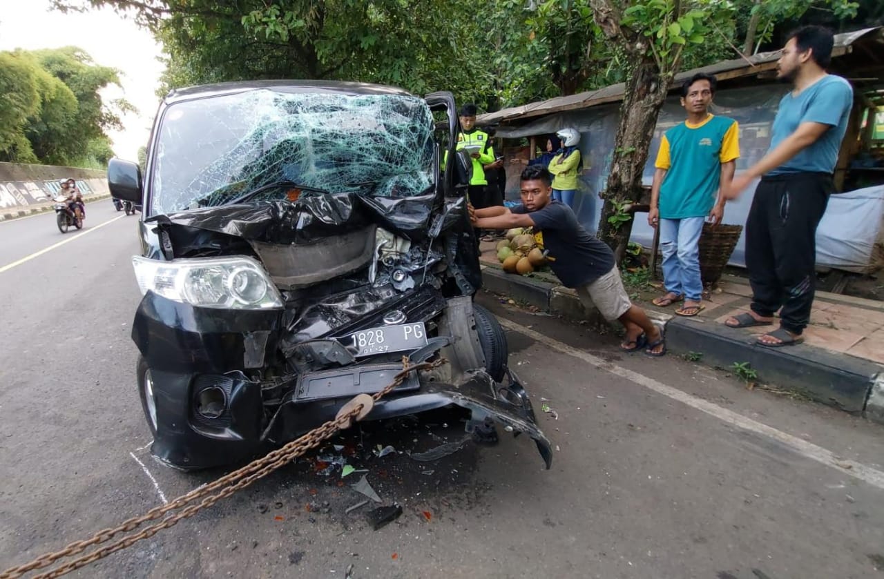 Diduga Lalai, Minibus Tabrak Truk Hino yang Tengah Parkir, Pengemudi Alami Luka-luka