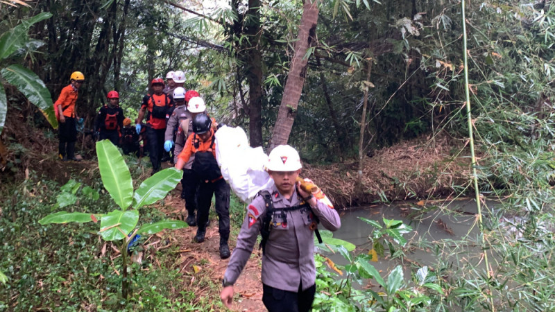 Tim SAR Berhasil Temukan Jasad Pemuda Kabupaten Ciamis Diduga Bunuh Diri di Jembatan Cirahong