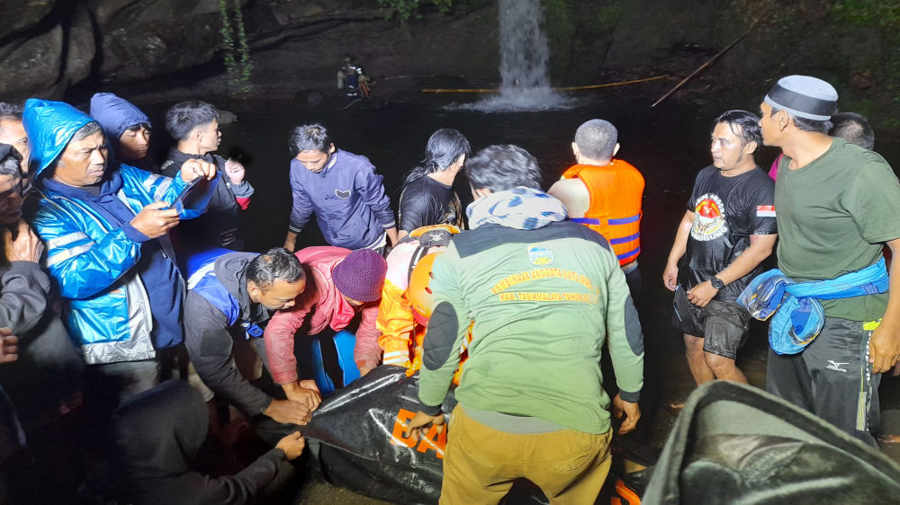 Jenazah Peziarah Asal Bandung Tenggelam saat Mandi di Curug Tasikmalaya Ditemukan