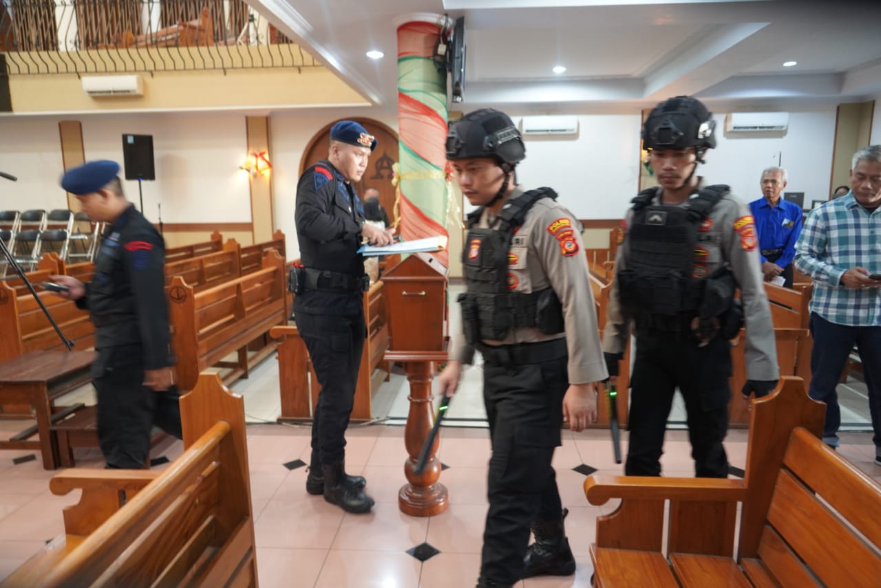 Menjelang Perayaan Natal, Polisi di Kota Tasikmalaya Lakukan Sterilisasi Gereja
