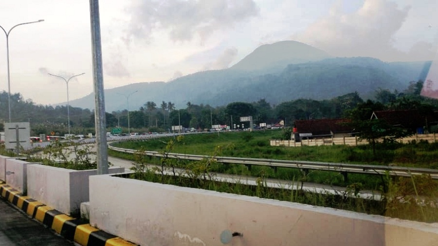 Pesona Gunung Tampomas di Tol Cisumdawu, Ada Kisahnya Loh..!