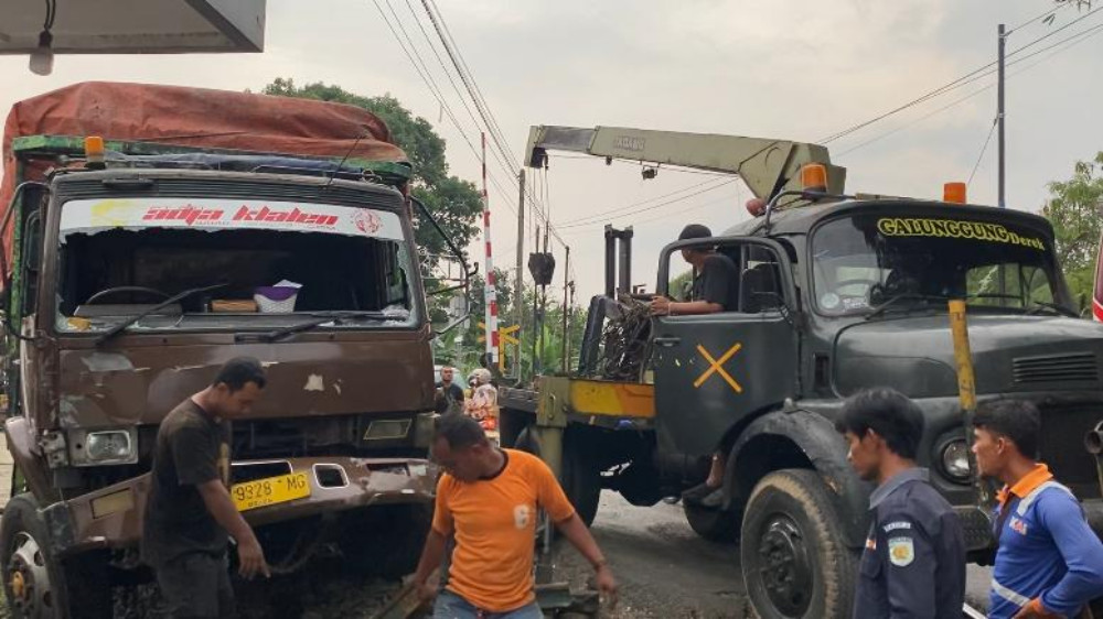 Rem Blong, Truk Fuso Tabrak Genta Perlintasan di Rajapolah Tasikmalaya