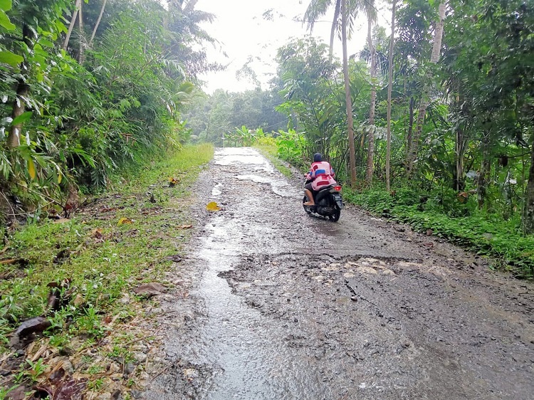 Warga Kesal Jalan Penghubung Darmaga ke Cikupa Rusak Parah, Sudah 4 Tahun Dibiarkan Begitu Saja