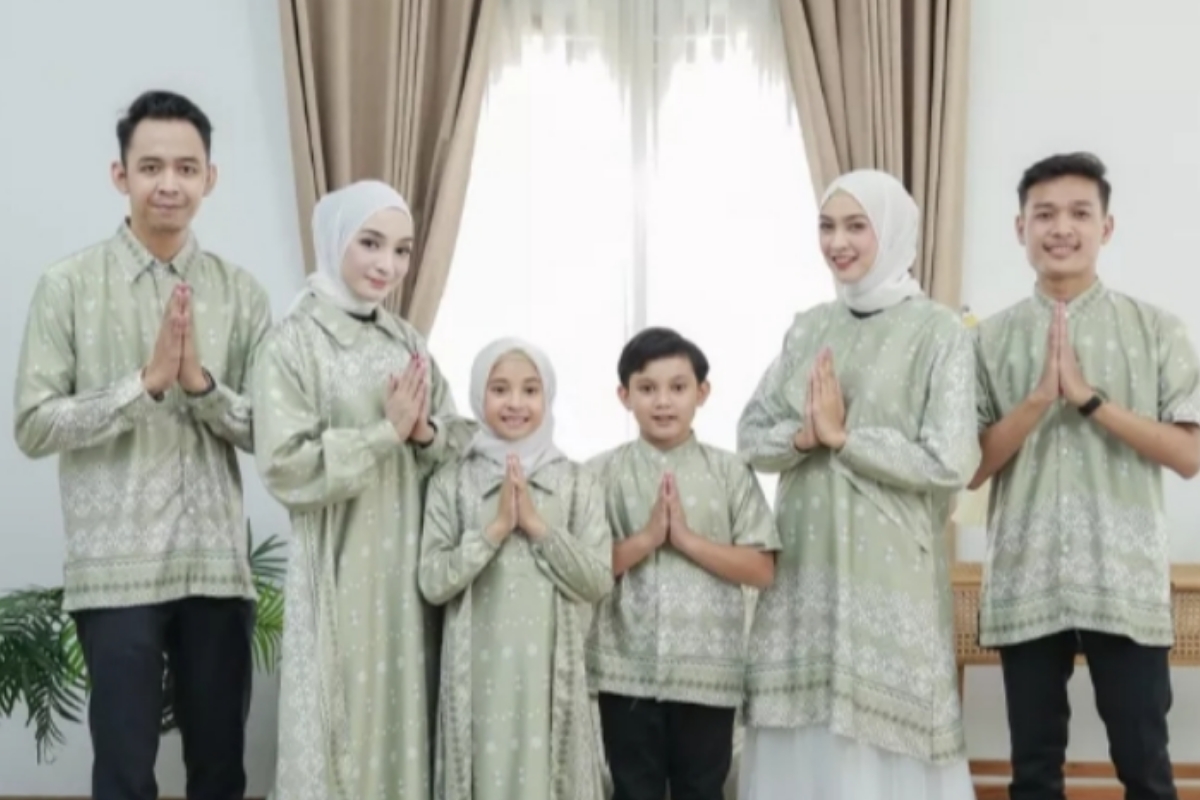 Model Seragam Lebaran Keluarga yang Kompak Abis, Ini Tips Padu Padan Gamis dan Baju Koko untuk Idul Fitri 2024