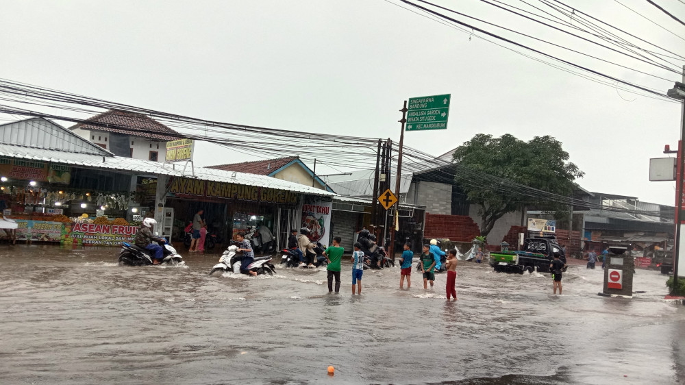 Banjir di Jalan AH Nasution Kota Tasikmalaya: Dari Masalah Warga hingga Tempat Bermain Anak-anak