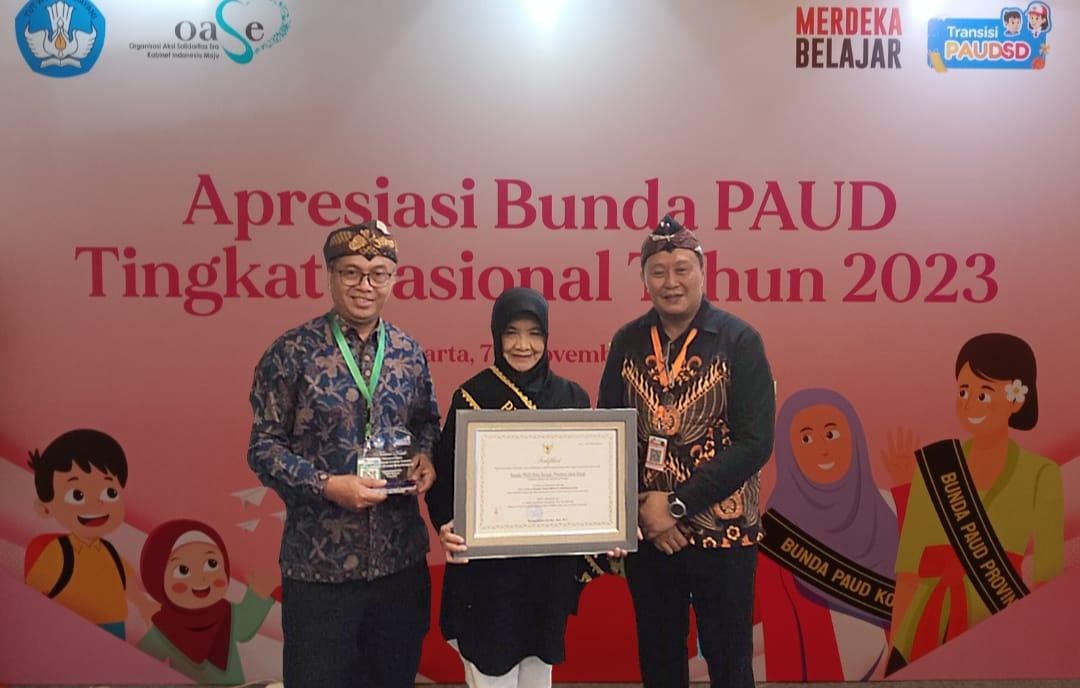 Wali Kota Banjar Raih Penghargaan Bunda PAUD dari Mendikbudristek Nadiem Makarim
