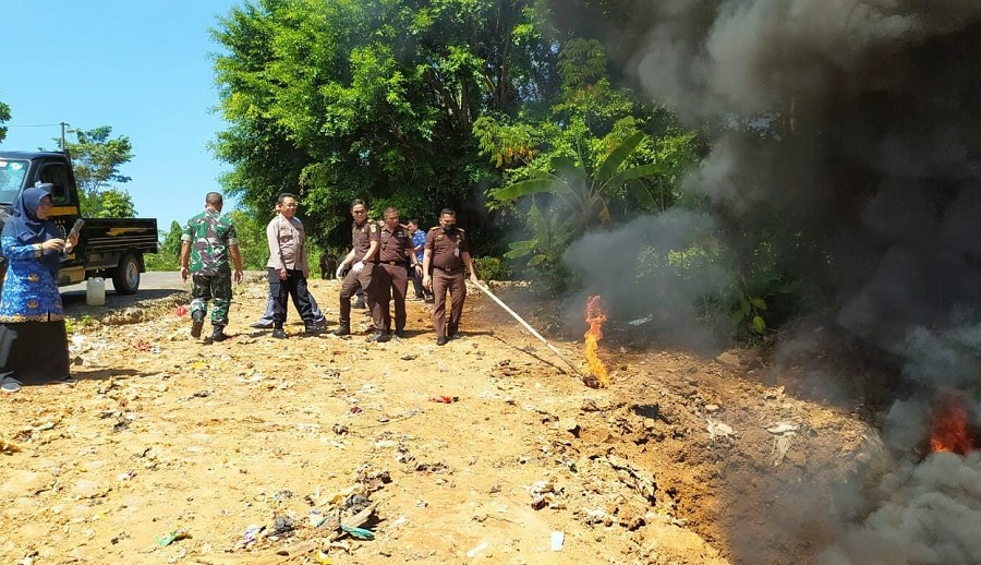 Kasur Busa dan Pakaian Dibakar saat Kejari Kota Banjar Pemusnahan 91 Barang Bukti