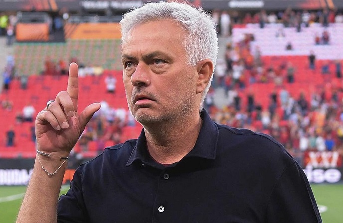 Jose Mourinho Bikin Fans AS Roma Heboh, Kirim Sinyal Bertahan dengan Menunjukan Jarinya ke Tanah