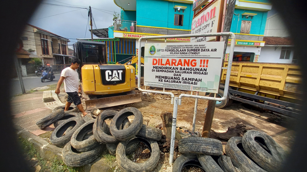 Pembongkaran Bangunan Liar di Irigasi Cimulu Tasikmalaya Terus Berlanjut, Pelaku Usaha Minta Akses Jalan