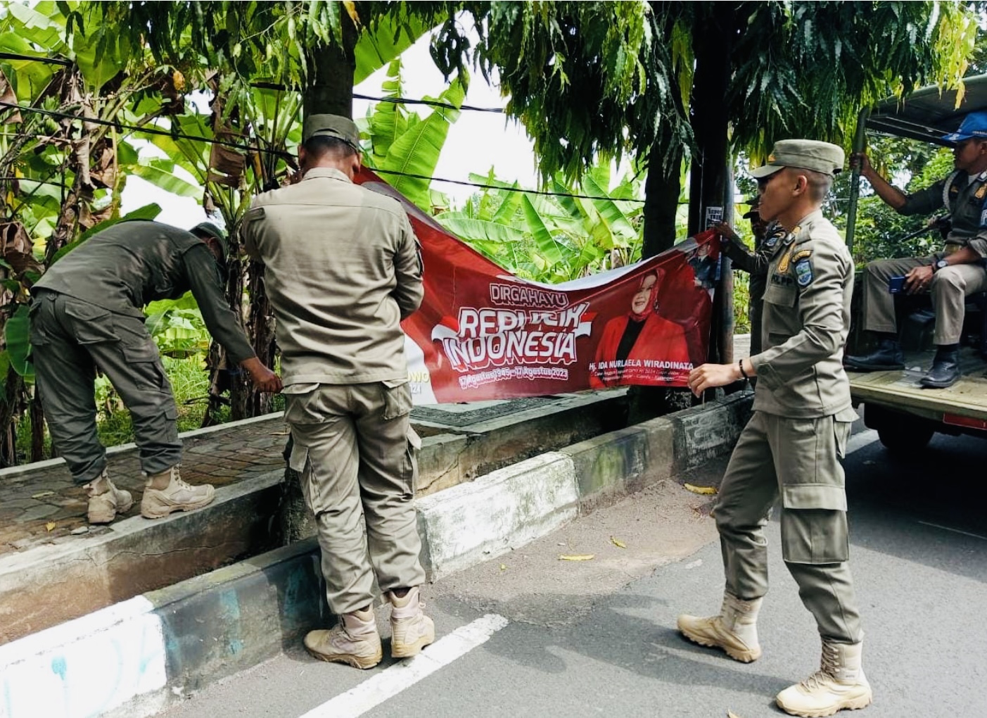 Satpol PP Kota Banjar Bongkar Baligho Parpol dan Perusahaan yang Mengganggu Keindahan Taman dan Pohon!
