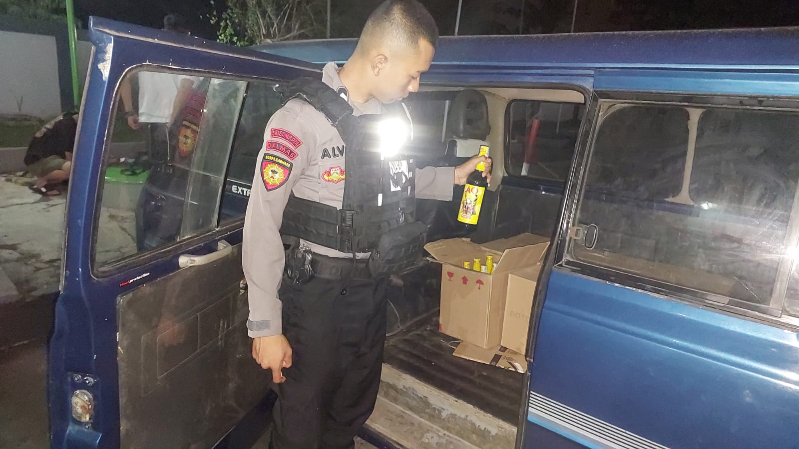Polisi di Tasikmalaya Amankan Minibus yang Angkut Puluhan Dus Minuman Keras