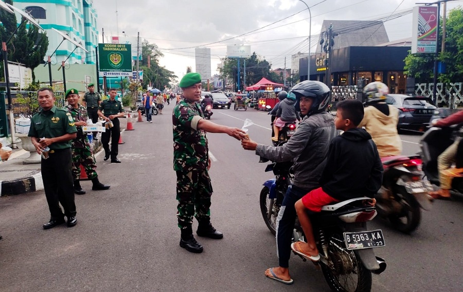 Kodim 0612 Tasikmalaya Aksi Sosial Bagikan Takjil di Jalan Otista, XTC Bersih-bersih di Masjid Agung