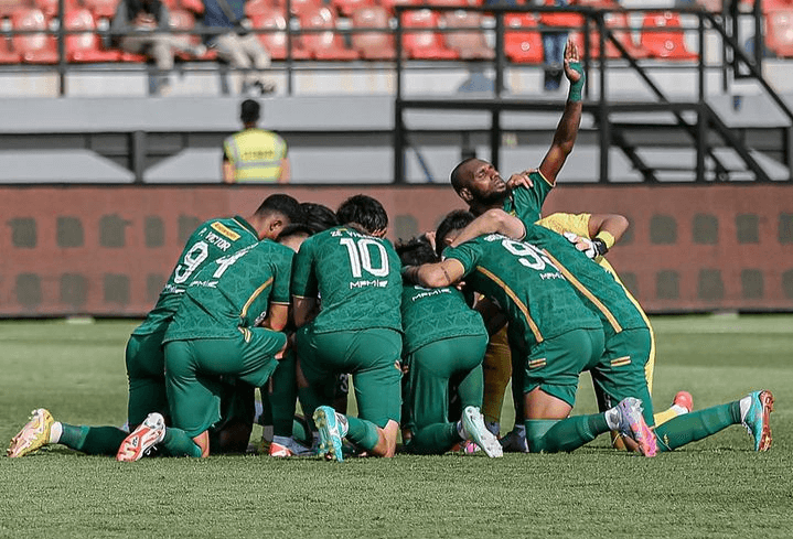 Uston Nawawi Sebut Persebaya Mendatangkan Bek Asing Karena Berkaca dari Persib, Lawan Barito Putera Dimainkan?