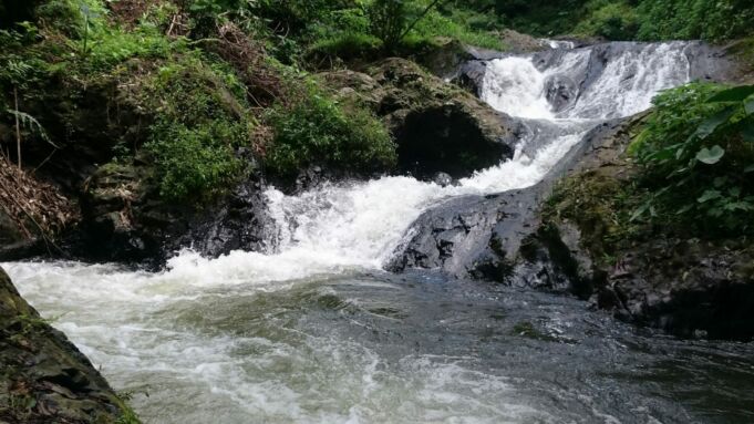 Wisata Alam di Bandung Menelusuri Keindahan Curug Cimahi, Curug Pelangi yang Memukau