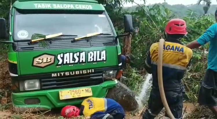 Detik-Detik Elf Jurusan Tasik-Salopa Terseret Longsor, Nyaris Tercebur ke Sungai Cimedang