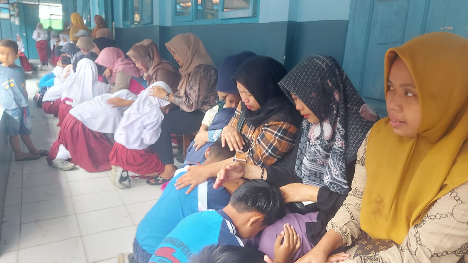 Momen Haru Para Pelajar SDN 3 Gunung Lipung Tasikmalaya di Hari Anak Nasional, Basuh Kedua Kaki Orang Tua