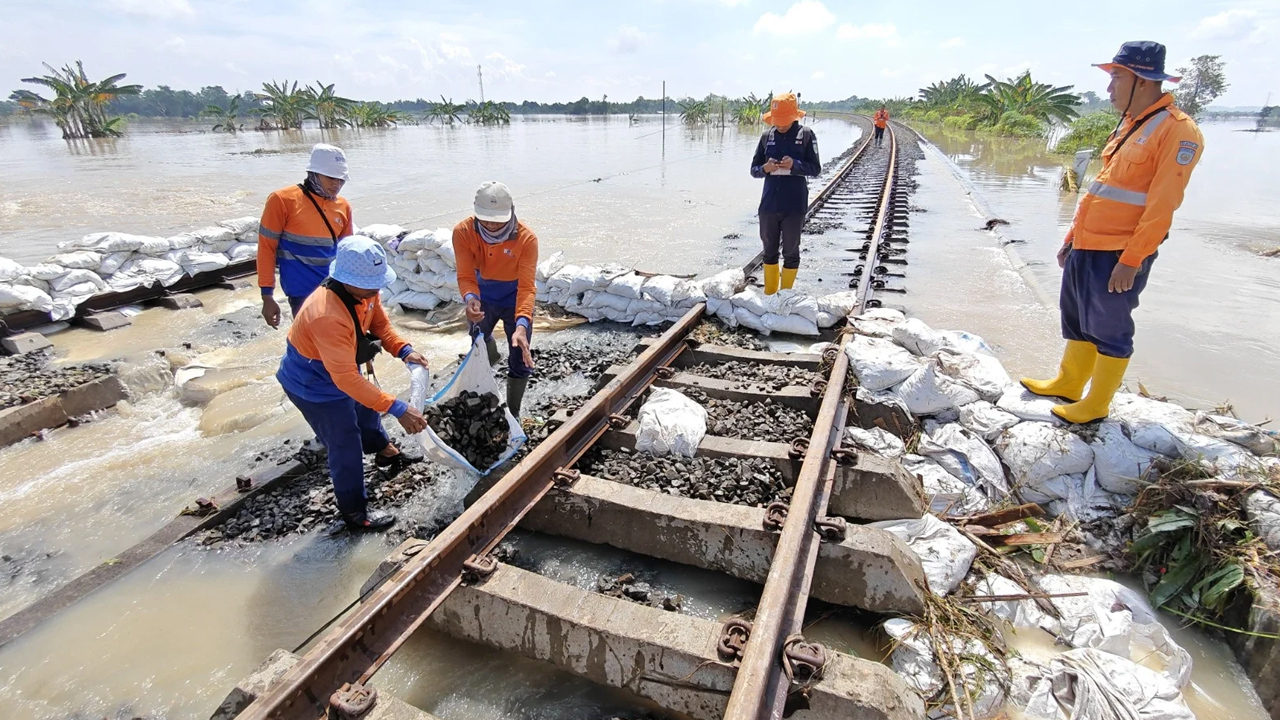 Jalur Kereta Api Ditutup Akibat Banjir, Perjalanan KA Surabaya - Bandung Dialihkan