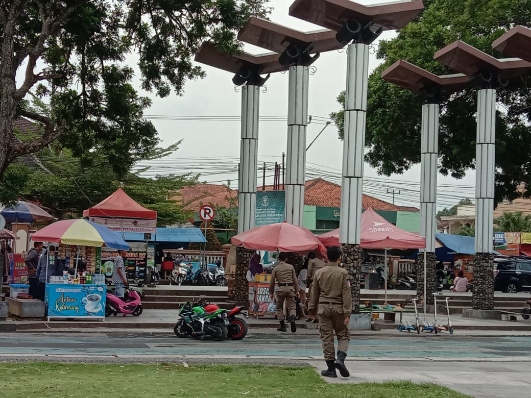 Satpol PP Perketat Pengawasan Zona Larangan PKL Jualan di Alun-alun Singaparna Tasikmalaya