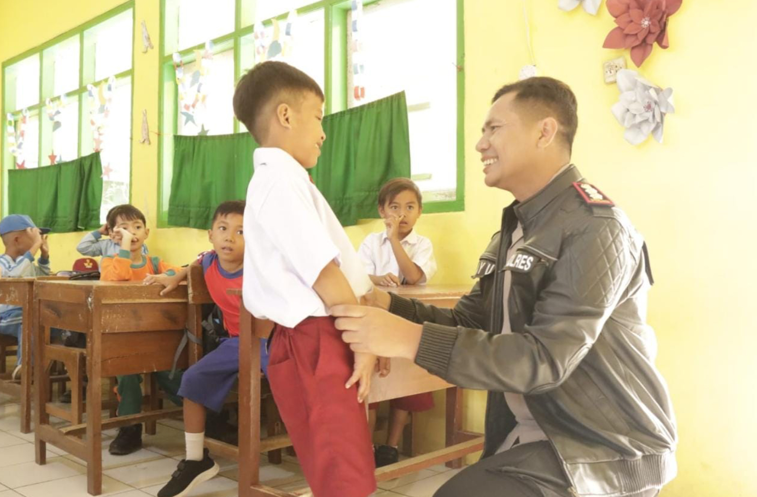 Kisah Inspiratif dan Teladan Kapolres Banjar AKBP Bayu, Antar Jemput Anak Piatu untuk Bisa Sekolah