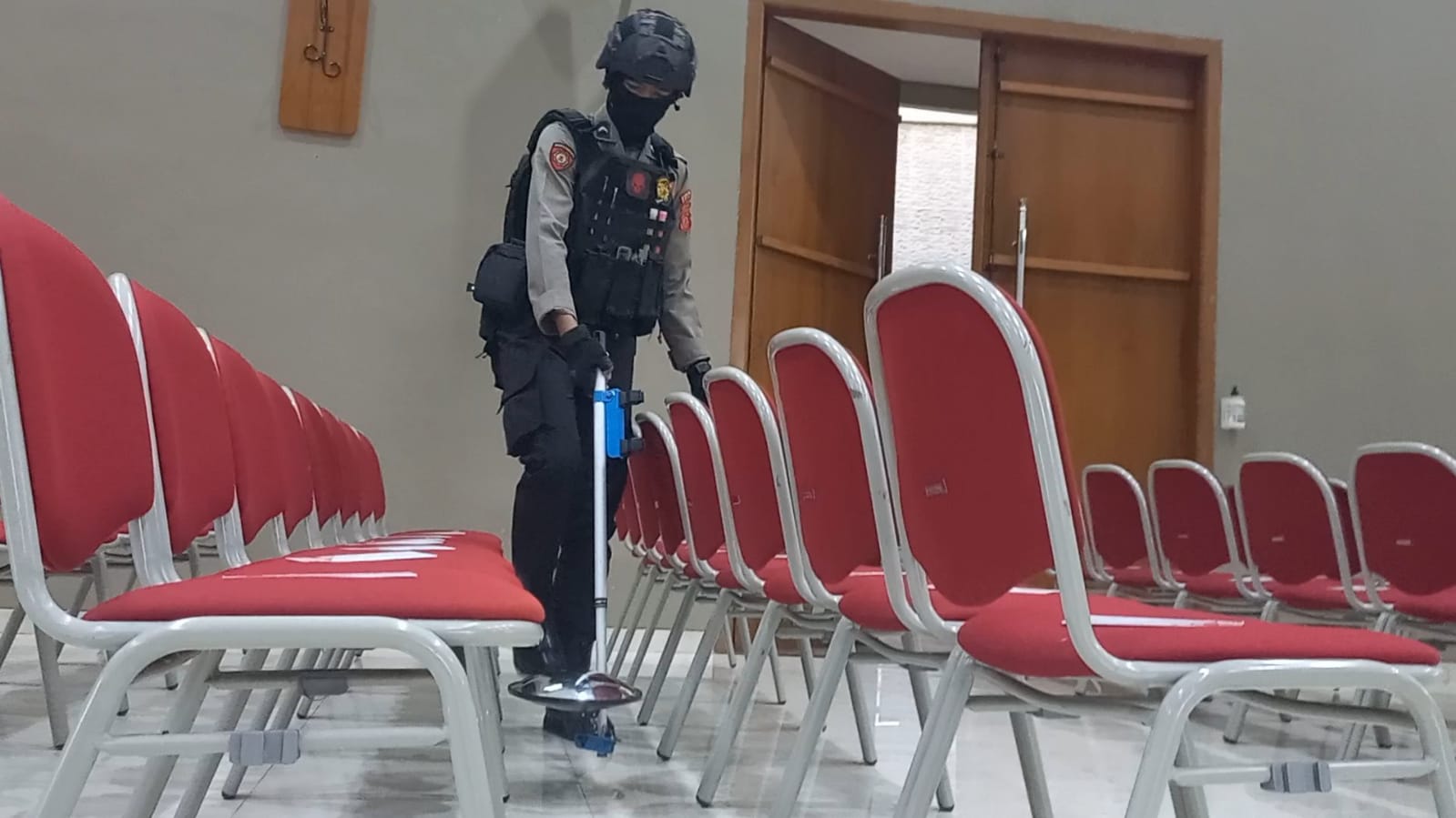 Polisi di Kota Tasikmalaya Lakukan Sterilisasi Sejumlah Gereja saat Kenaikan Isa Almasih