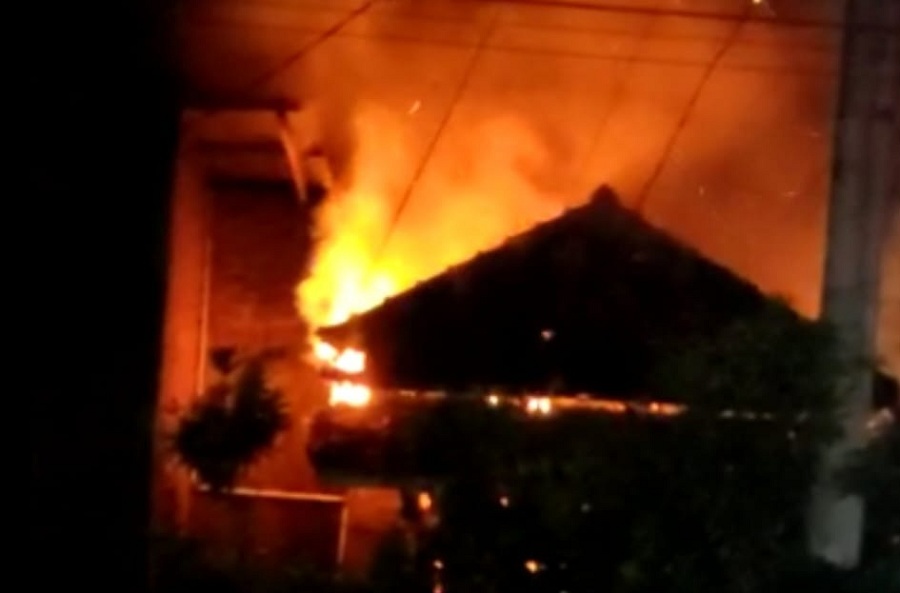 Diduga Korsleting Listrik, Rumah Warga Sukaratu Hangus Terbakar Dilalap Api