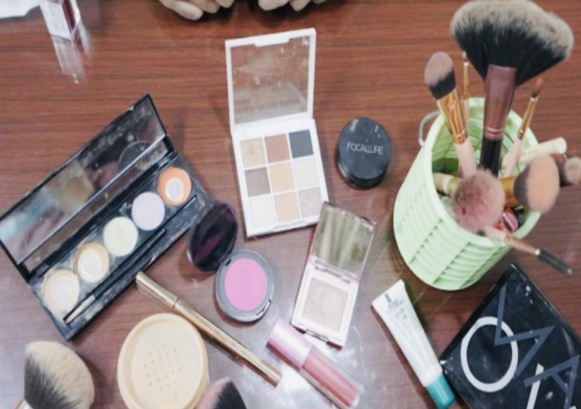 Tips Menyimpan Makeup Supaya Awet, Salah Satunya Gunakan Pouch Transparan