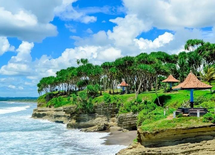 Pantai Batu Hiu Pangandaran Mirip dengan Tanah Lot di Pulau Bali, Tawarkan Spot Foto Instagramable, Indah Lho!