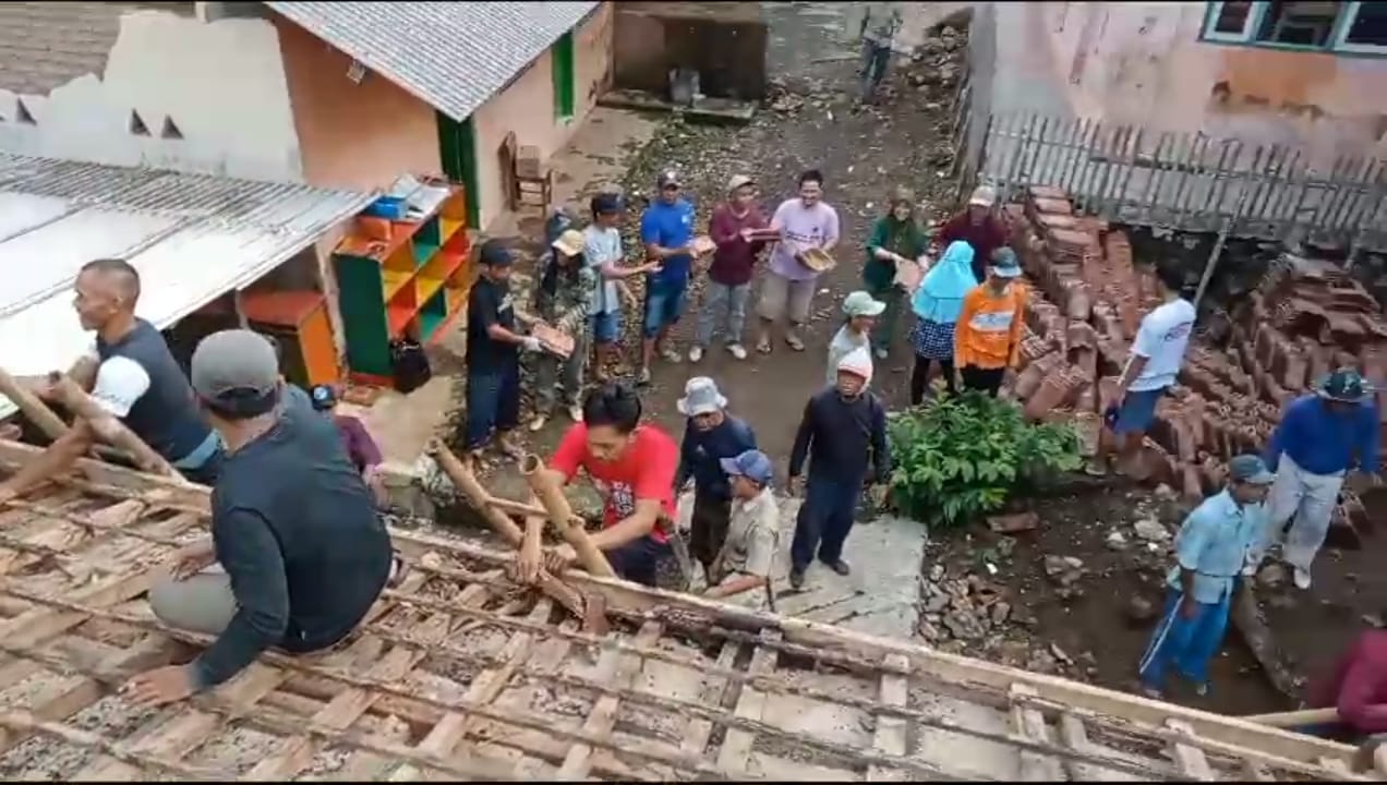 Warga Ramai-Ramai Renovasi Bangunan Sekolah TK, Disdikbud Tasikmalaya Ogah Disebut Lepas Tangan