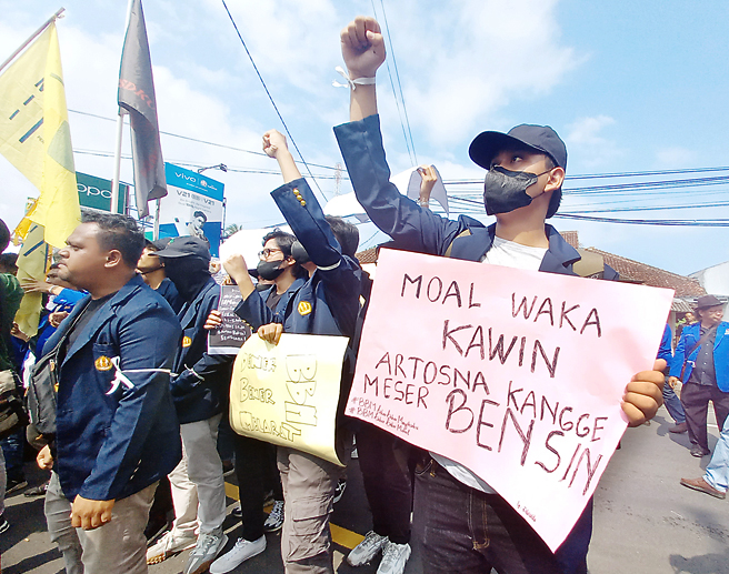 Geruduk Gedung Dewan, Massa Paksa Fraksi Tolak Kenaikan BBM