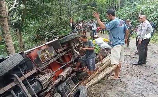 Truk Pengangkut Tempurung Kelapa Terguling di Karangnunggal, Tasikmalaya, Ini Kesulitan saat Proses Evakuasi