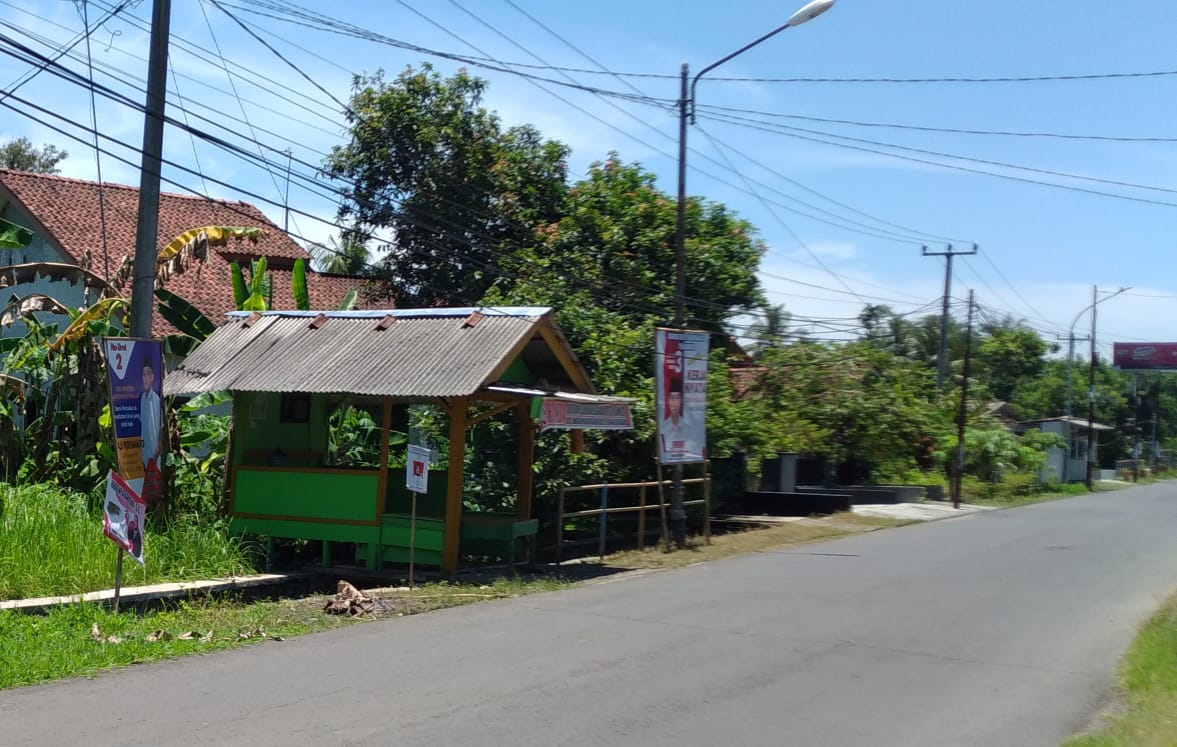 Jalan Desa Waringinsari Kota Banjar Terpasang Puluhan Spanduk dan Baliho, Ada Apa?
